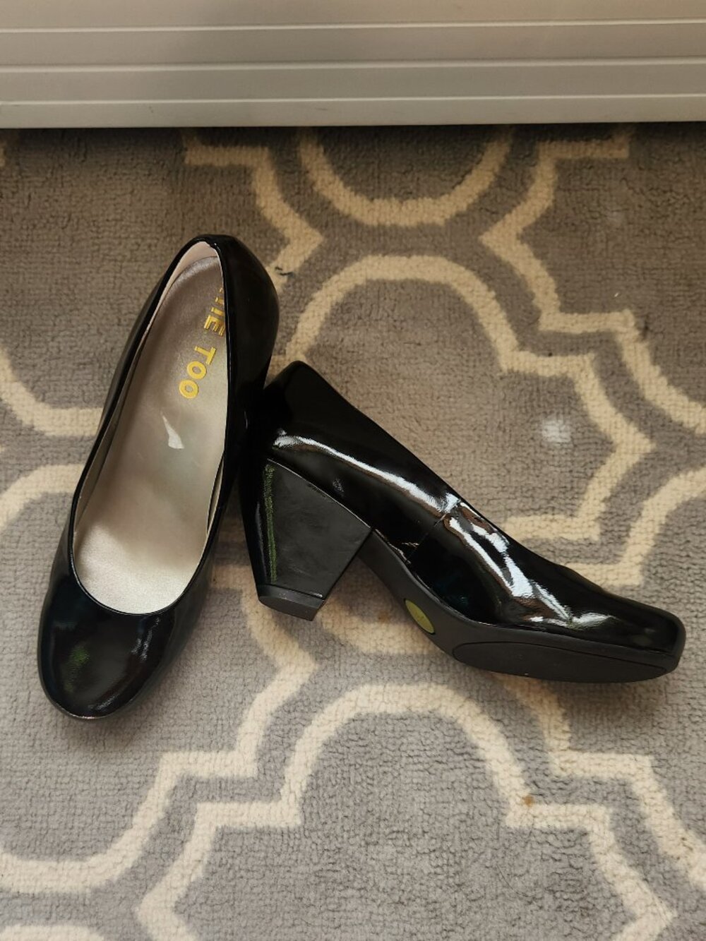Me Too Black Patent Leather Pumps Yvette Ladies sz 7 1/2 2 1/2" Chunky Heel